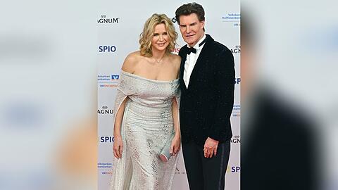 Veronica Ferres kam in einer silbernen Robe zum Filmball, ihr Mann in einem glitzernden Samt-Sakko.