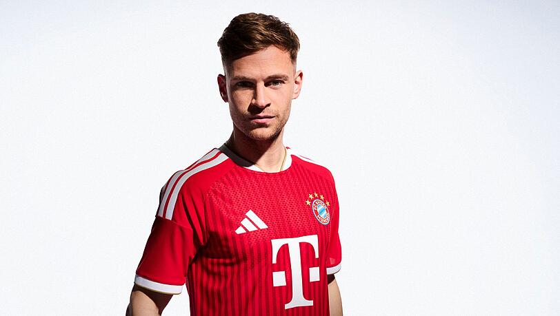 Bayern-Profi Joshua Kimmich zeigt das neue Bayern-Trikot f&uuml;r die kommende Saison.