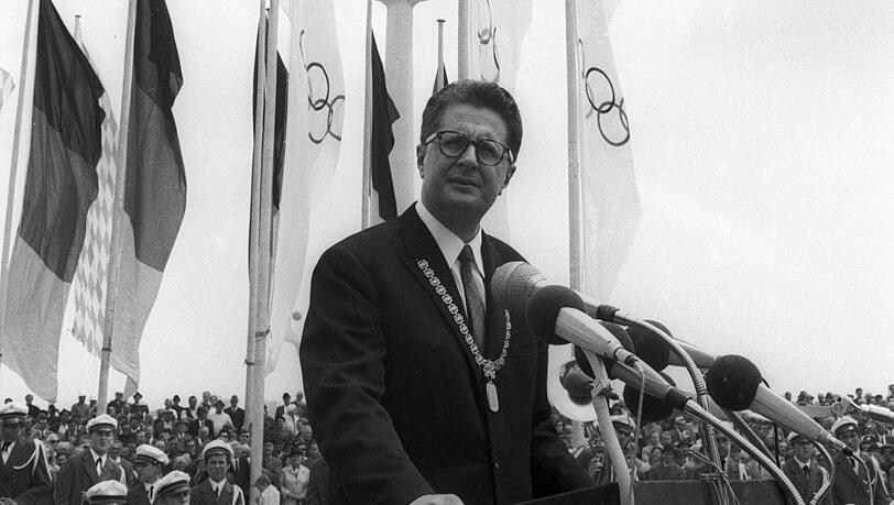 Grundsteinlegung für den Olympiapark auf dem Oberwiesenfeld in München: Oberbürgermeister Hans-Jochen Vogel. Grundsteinlegung für den Olympiapark auf dem Oberwiesenfeld in München: Oberbürgermeister Hans-Jochen Vogel.
