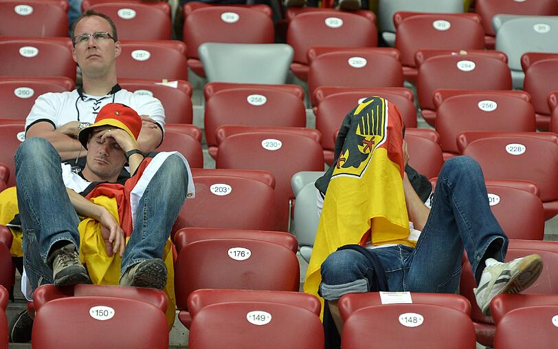 Tränen, Trauer, Tragik: Nach dem Halbfinal-K.o. gegen Italien können es viele Fans nicht fassen, dass der Traum vom EM-Titel vorbei ist. Die Bilder