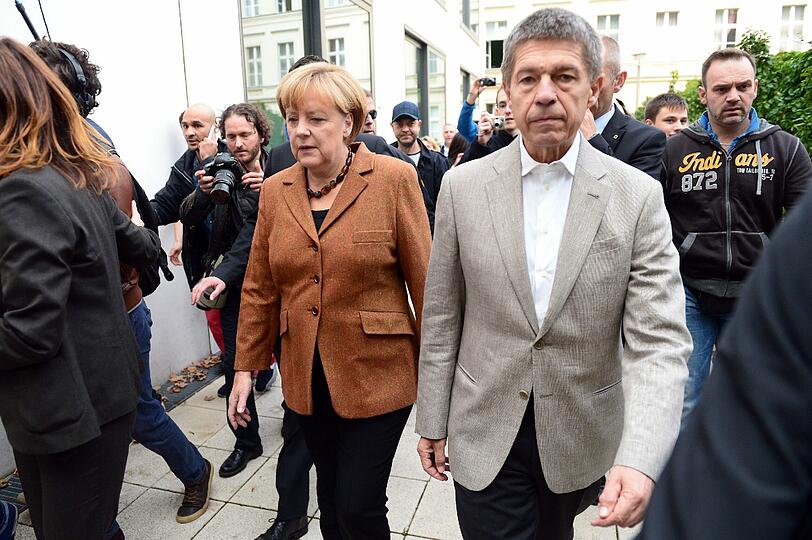 Bundeskanzlerin Angela Merkel (CDU) wirft am 22.09.2013 in Berlin ihren Stimmzettel zur Bundestagswahl 2013 in die Wahlurne.