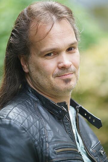 Matthias Kerber: Couch-Abend mit Katze - Okay, ich mag die graue Zeit nicht. Ich liebe Arizona (zumindest bis Trump kam), 40 Grad, Sonne. Was also gegen den Herbst-Blues tun? Zu unseren animalischen Wurzeln finden: Catnapping, das (unschuldige) Schlafen mit den vierbeinigen Seelenstreichlern, Katzen genannt. Ein Abend auf der Couch am feuerzüngelnden Kaminofen, gute Musik, die die Seele auf Wanderschaft schickt (Hey, Seele, wieder in Arizona?) ein Glas Wein &ndash; dabei von drei Katzen eingekeilt werden. Die felinen Freunde schlafen, wärmen Körper, Herz und Seele mit ihren Fellkörpern.
Der Winter bleibt draußen, der Blues wird zur Muse: Bastet, der Katzengöttin sei Dank. Sie ist die Tochter des Re, des Sonnengottes, und vertreibt den Winter und alle Kälte aus dem Herzen.