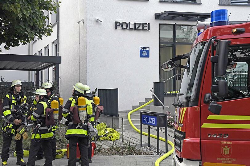 In Fürstenried kam es zum Brand eines Dachstuhls. Im Erdgeschoss des Gebäudes befindet sich eine Polizeiwache.