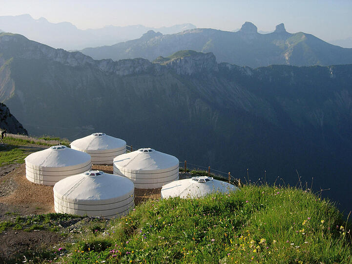 Genfersee: Nomaden-Jurte auf dem Berg Rochers-de-Naye oberhalb von Montreux.