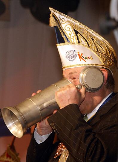 DEM ALKOHOL ENTSAGEN: Ein sehr wahrer Ausspruch von Manuel Andrack lautet: &bdquo;Der Satz "Ich kann auch ohne Alkohol Karneval feiern" gehört definitiv ins Reich der Legenden.&ldquo; (im Bild: Der damalige bayerische Innenminister Günter Beckstein 2007 nach der Verleihung des Schlappmaulordens der Kitzinger Faschingsgesellschaft)