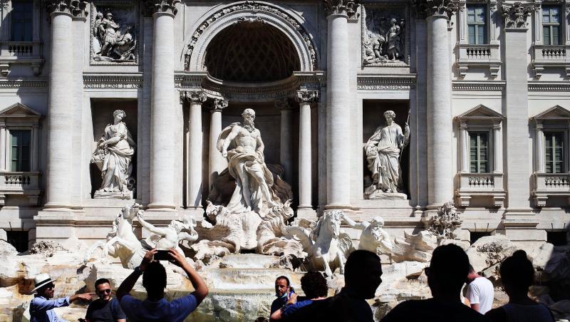 Touristen fotografieren den Trevi-Brunnen in Rom. Angesichts steigender Infektionszahlen wappnen sich manche Länder mit neuen Regeln. Touristen fotografieren den Trevi-Brunnen in Rom. Angesichts steigender Infektionszahlen wappnen sich manche Länder mit neuen Regeln.