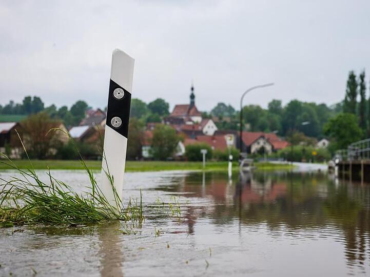 Überflutete Straße im bayerischen Gleusdorf.