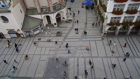 Ziemlich tote Hose: Die Anzahl der Kunden, die gestern am späten Vormittag durch die Kaufingerstraße in der Fußgängerzone bummeln, ist überschaubar.