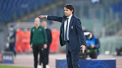 Lazios Trainer Simone Inzaghi gibt seiner Mannschaft von der Seitenlinie aus Anweisungen.