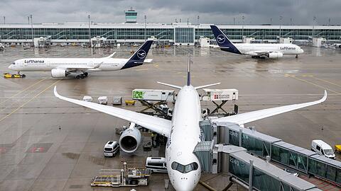 Ein Flugzeug am Flughafen München.