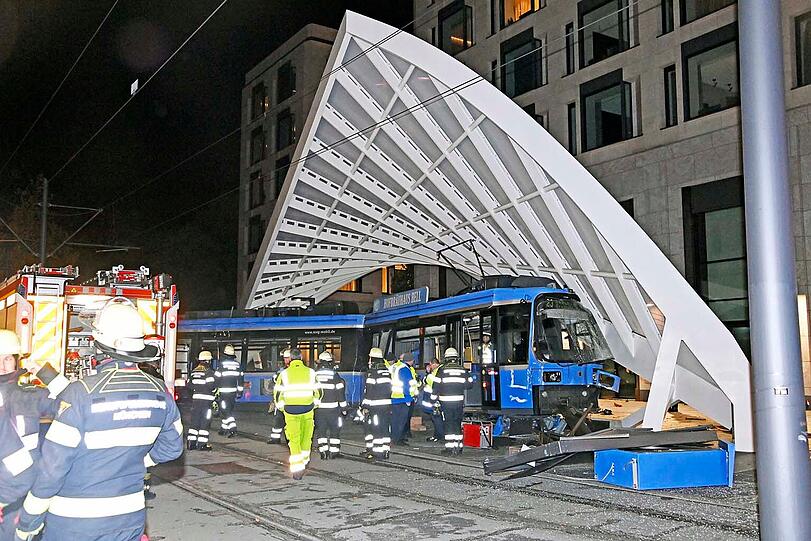 Straßenbahn 23 in München entgleist.