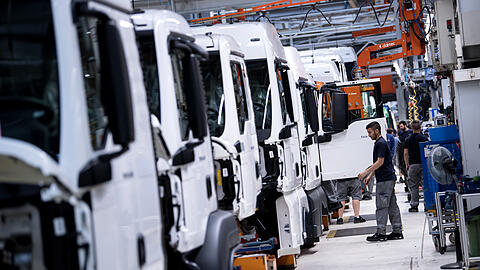 Mitarbeiter von MAN Truck & Bus arbeiten an einer Produktionsstraße im Münchner Stammwerk. Der Großteil der Lkw-Produktion soll nach Polen wandern.