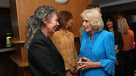 "The Crown"-Queen Olivia Colman und K&ouml;nigin Camilla trafen in London aufeinander.