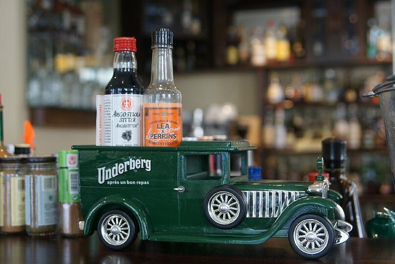 Das &bdquo;Kaffee Giesing&ldquo; steckt voller Erinnerungen. Dieses Underberg-Fahrzeug zum Beispiel parkt auf der Bar.