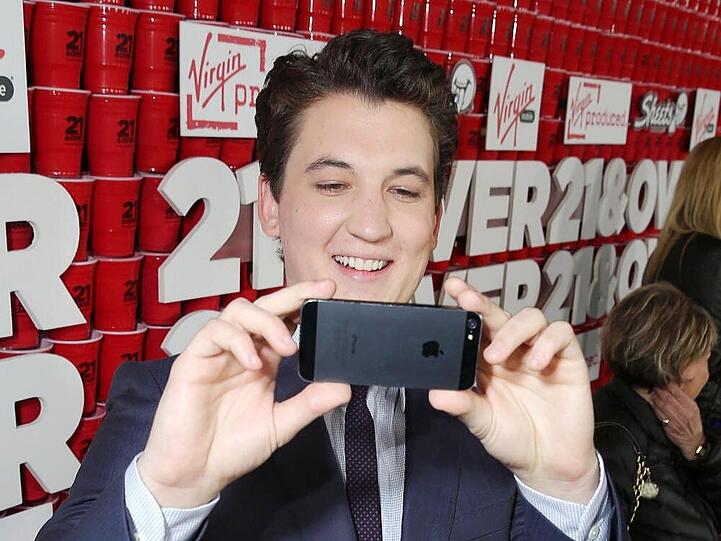 Noch nicht in Gold: Promis wie US-Schauspieler Miles Teller fotografieren mit dem iPhone