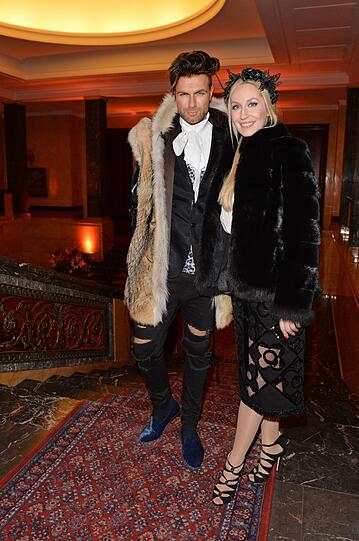 Der Punk-Designer Andre Borchers und Elna-Margret zu Bentheim kommen bei der Elle Nuit Privee in der russischen Botschaft