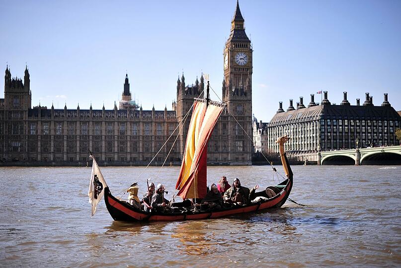 Wikinger auf der Themse in London. Diese Männer fahren in einem echten Wikingerboot über den Fluss für eine Live-Übertagung des Britischen Museum in über 400 britische Kinos.