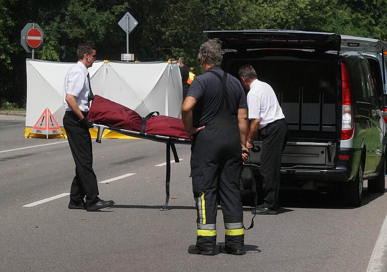 Unfall zwischen Neuried und Planegg: Ein Motorradfahrer hat einen Radler erwischt. Der Fahrradfahrer starb noch am Unfallort. Die Bilder.