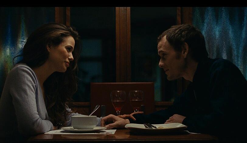Jake (Anton Yelchin) und Mati (Lucie Lucas) fühlen sich sofort zueinander hingezogen.