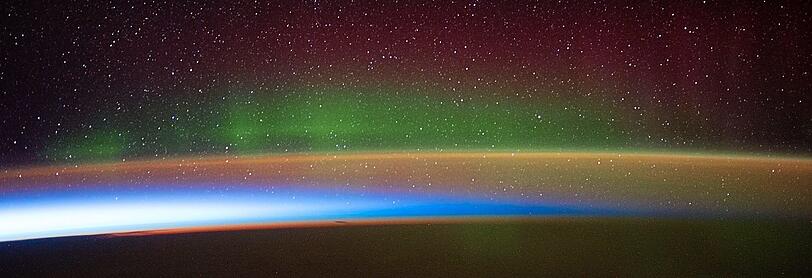 Zur Abwechslung ein natürliches Lichtphänomen: Polarlichter schimmern bunt über der Antarktis.