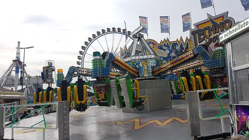 Auch bei den Fahrgeschäften geht's erst um 12 Uhr los und natürlich sind bis dahin nicht nur die Zelte antialkoholisch, sondern alle Standl auf der Wiesn.