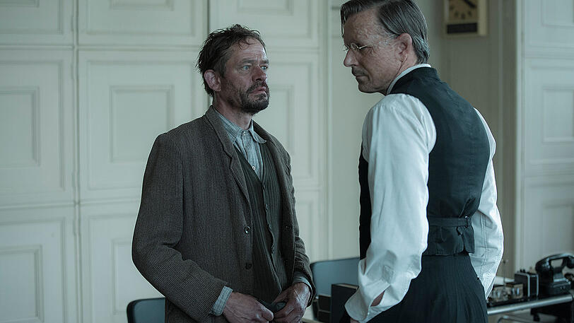Babylon Berlin: Krajewski (HENNING PEKER) mit Dr. Schmidt (JENS HARZER)