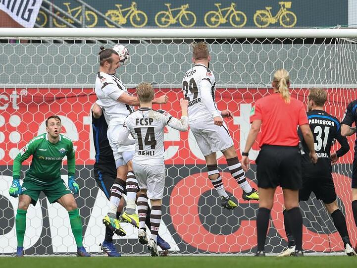 Alexander Meier (oben,l) köpft den Ball zum 1:0 für den FC St. Pauli ins Tor der Paderborner.