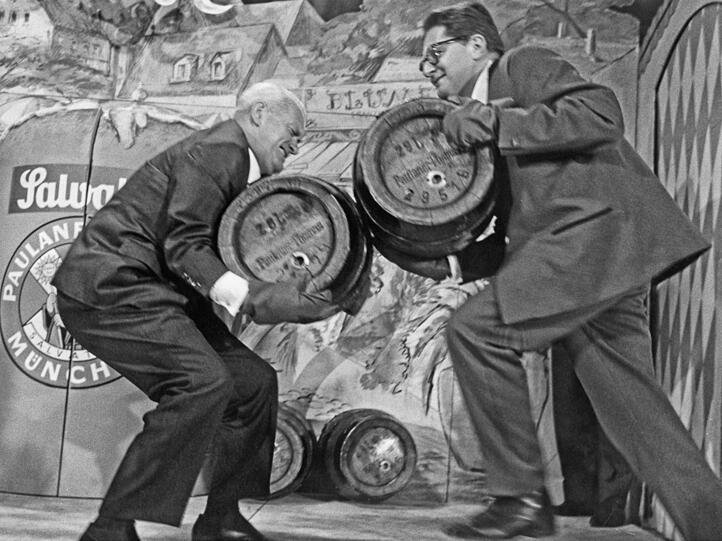 Salvatorprobe 1964: Oberbürgermeister Hans-Jochen Vogel (rechts) und Finanzminister Rudolf Eberhart beim Bierfassstemmen.