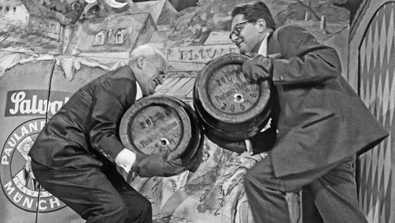 Salvatorprobe 1964: Oberbürgermeister Hans-Jochen Vogel (rechts) und Finanzminister Rudolf Eberhart beim Bierfassstemmen Salvatorprobe 1964: Oberbürgermeister Hans-Jochen Vogel (rechts) und Finanzminister Rudolf Eberhart beim Bierfassstemmen