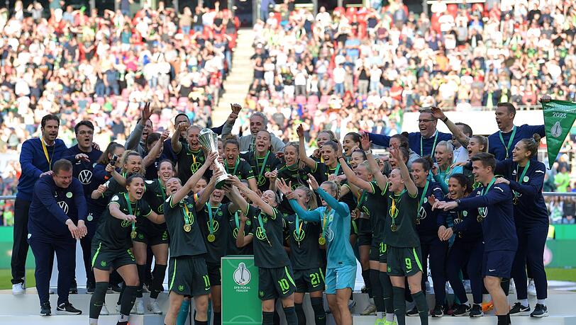 Die Fußballerinnen des VfL Wolfsburg sind nun alleiniger Rekordsieger des DFB-Pokals. Die Fußballerinnen des VfL Wolfsburg sind nun alleiniger Rekordsieger des DFB-Pokals.