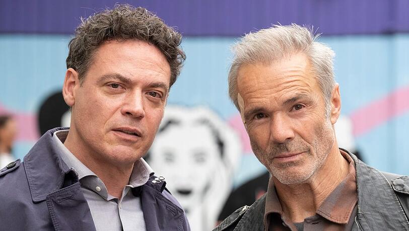 "Der Amsterdam-Krimi: Der Dreck der Anderen": Auch privat stehen Soko-Chef Bram de Groot (Fedja van Huêt, l.) und sein Kollege Alex Pollack (Hannes Jaenicke) immer füreinander ein.