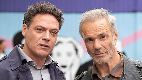 "Der Amsterdam-Krimi: Der Dreck der Anderen": Auch privat stehen Soko-Chef Bram de Groot (Fedja van Huêt, l.) und sein Kollege Alex Pollack (Hannes Jaenicke) immer füreinander ein.