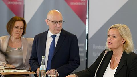 Seit dem Ausscheiden des langjährigen Präsidenten des Bundesamts für Verfassungsschutz, Thomas Haldenwang, leiten die Vizepräsidenten, Sinan Selen und Silke Willems, - hier mit Bundesinnenministerin Nancy Faeser (SPD) - die Behörde. (Archivbild)