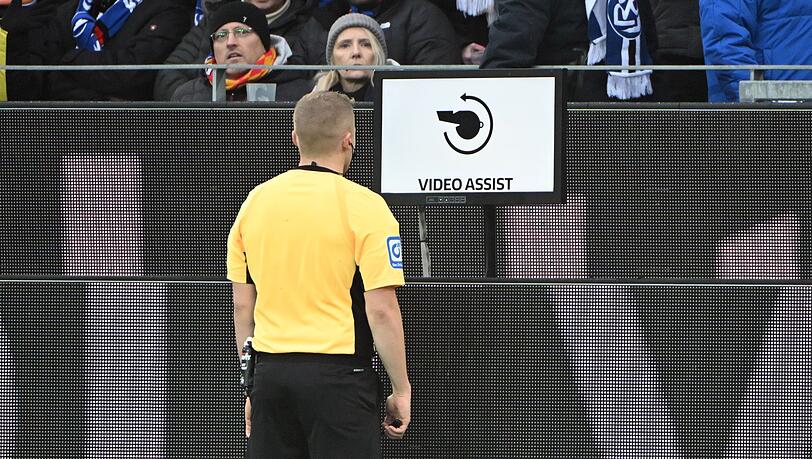 Schiedsrichter Timo Gansloweit pr&uuml;ft eine Entscheidung am Bildschirm. (Archivbild)