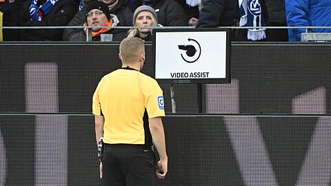 Schiedsrichter Timo Gansloweit pr&uuml;ft eine Entscheidung am Bildschirm. (Archivbild)