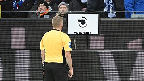 Schiedsrichter Timo Gansloweit pr&uuml;ft eine Entscheidung am Bildschirm. (Archivbild)
