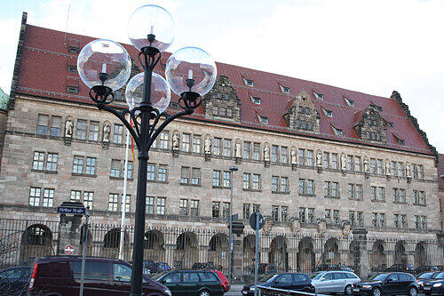 Im 2. Stock des Nürnberger Justizpalastes fand der Zivilprozess statt, bei dem es Donnerstag Mittag zum Eklat kam.