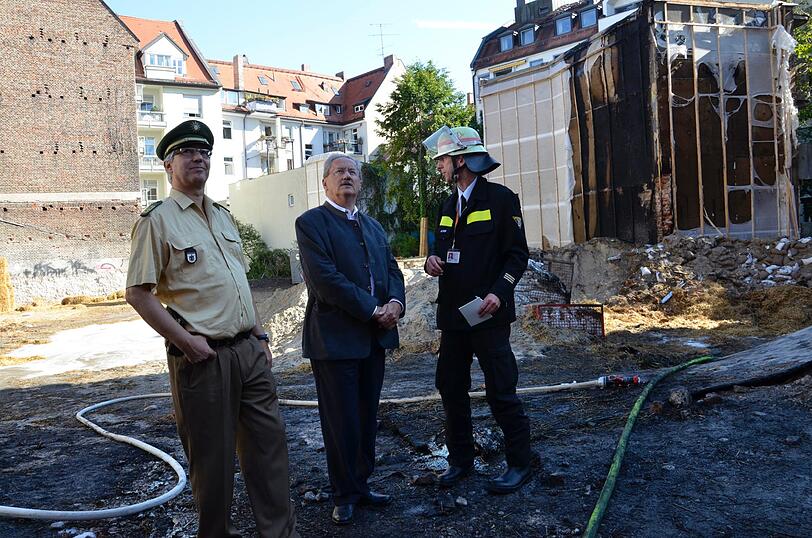 Schwabing am Tag nach der Bombensprengung: Die Spuren der Detonation sind deutlich zu erkennen. Im Laufe des Vormittags werden die Schäden an den Gebäuden der Umgebung erfasst. Auch OB Ude ist vor Ort.