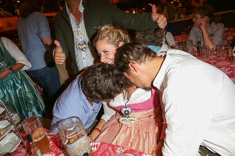Florian David Fitz und Elias M'Barek lassen's auf der Wiesn krachen und versinken im Dekolletee von Anika Decker. Die Oktoberfest-Bilder aus dem Hippodrom.