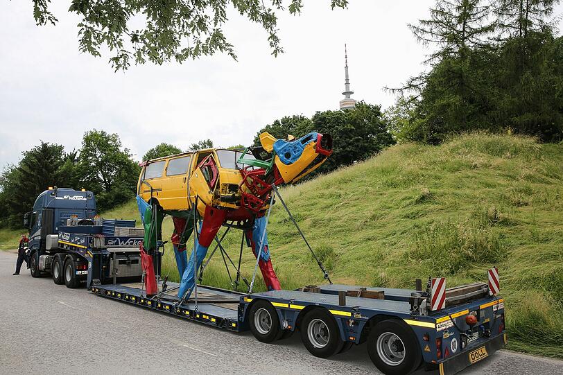 Hier fährt der Transporter auf dem Spiridon-Louis-Ring in Richtung des Tollwood-Festivalgeländes.