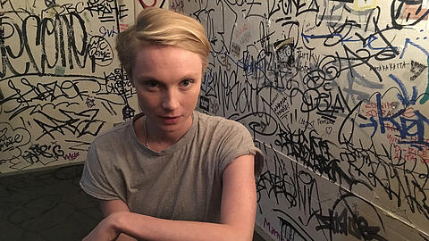 Mira Mann im Backstageraum des Milla Clubs. Sie bucht die Bands für die Live-Bühne dort.