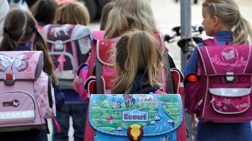 München: Schulkinder gehen zur Schule. (Symbolbild)