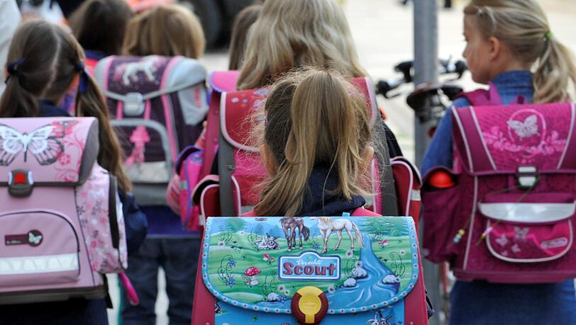München: Schulkinder gehen zur Schule. (Symbolbild) München: Schulkinder gehen zur Schule. (Symbolbild)