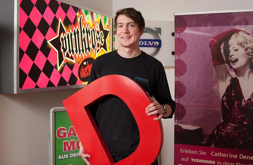 Plakate, Leuchtbuchstaben oder Schilder: Im Showroom präsentiert Azubi David Lange die Bandbreite der gefertigten Werbeprodukte.