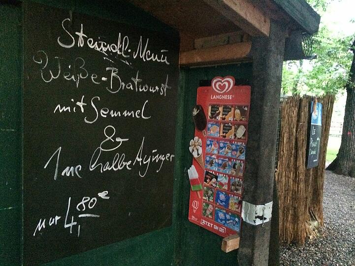Hier an der Isar gibt's eine Mahlzeit oder ein Getränk. Auch viele Spaziergänger und Jogger schauen deshalb gern vorbei.