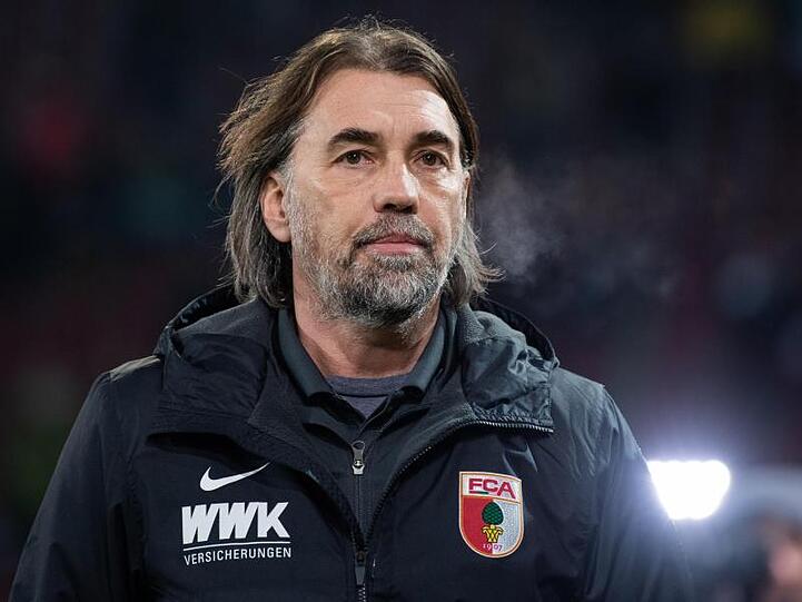 Trainer Martin Schmidt vom FC Augsburg steht vor dem Spiel im Stadion. Foto: Tom Weller/dpa/Archiv