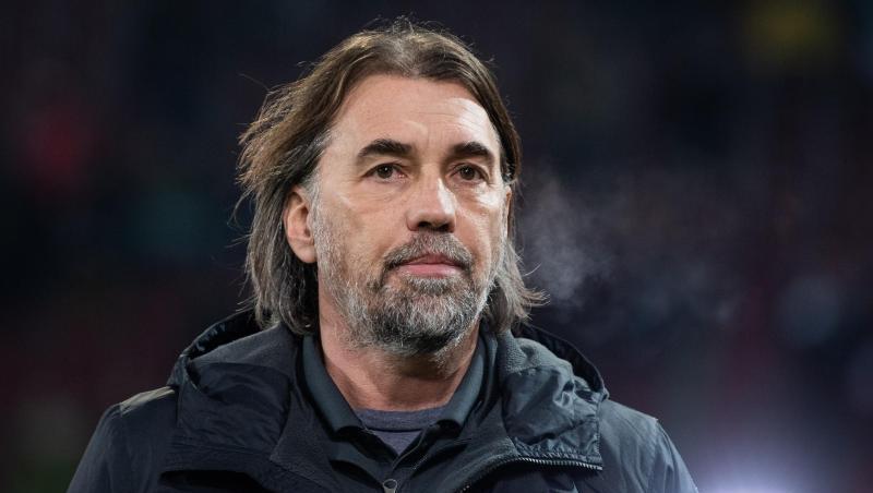 Trainer Martin Schmidt vom FC Augsburg steht vor dem Spiel im Stadion. Foto: Tom Weller/dpa/Archiv Trainer Martin Schmidt vom FC Augsburg steht vor dem Spiel im Stadion. Foto: Tom Weller/dpa/Archiv