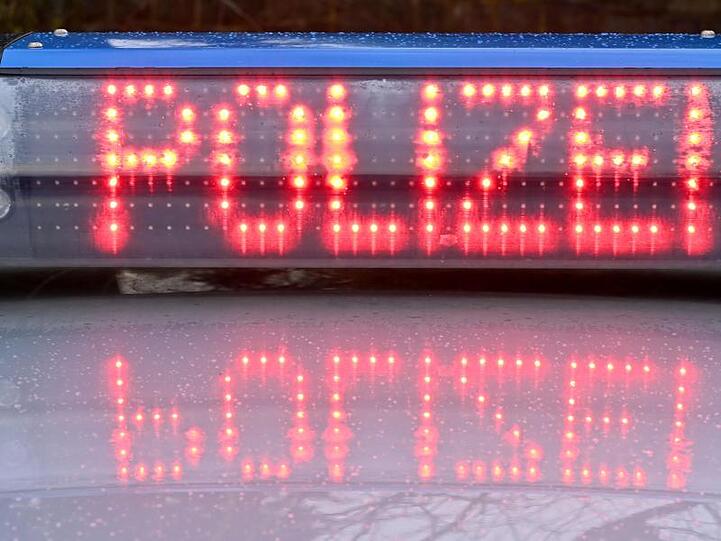 Die Leuchtschrift "Polizei" ist auf dem Dach eines Streifenwagens der Polizei zu sehen. Foto: Carsten Rehder/dpa/Archivbild