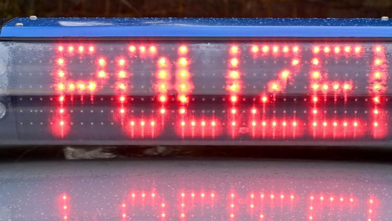 Die Leuchtschrift "Polizei" ist auf dem Dach eines Streifenwagens der Polizei zu sehen. Foto: Carsten Rehder/dpa/Archivbild
