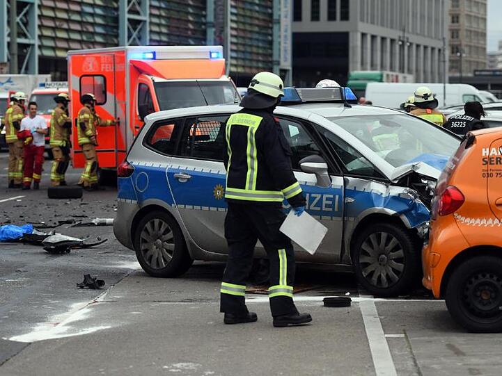 Der Wagen einer 21-Jährigen war im Januar 2018 von einem Polizeiauto mit Blaulicht nahe dem Berliner Alexanderplatz gerammt worden. Die junge Frau starb noch an der Unfallstelle.